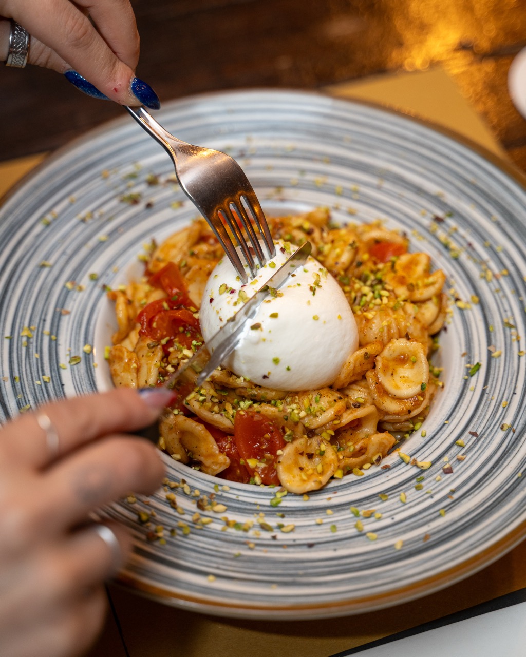 Piatto di orecchiette con burrata e pistacchio