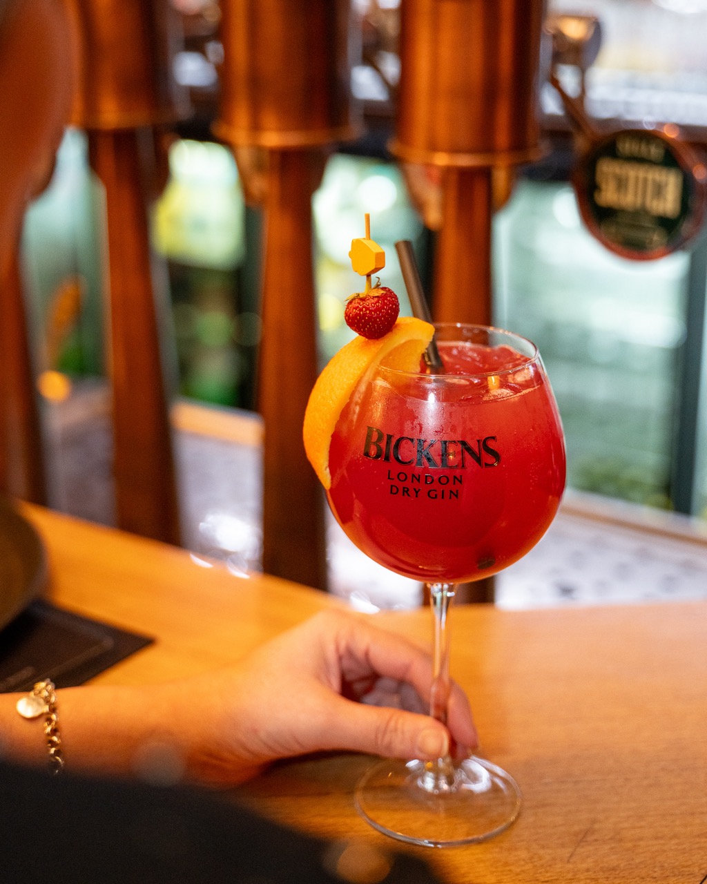 Cocktail rosso servito al banco dell'Enfant Prodige